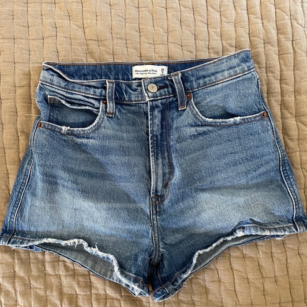 Abercrombie 8z Fitch Ultra High Rise Mom Short size 6/28